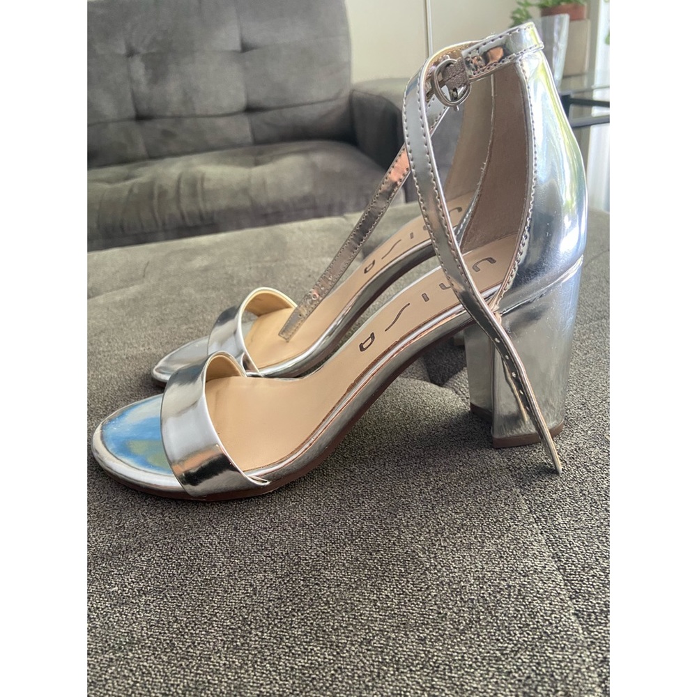 Silver Heels - Picture 2 of 6